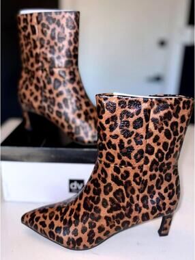 NWT -DV by Dolce Vita- Gradie Kitten Boot, Size 8M